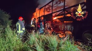 A fuoco autobus per scuola guida, illesi istruttore e allievo